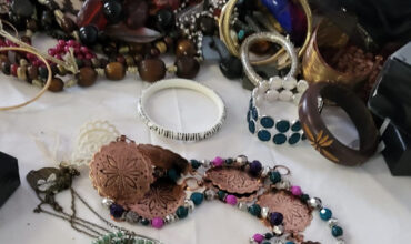 Biżuteria do sklepów z odzieżą używaną